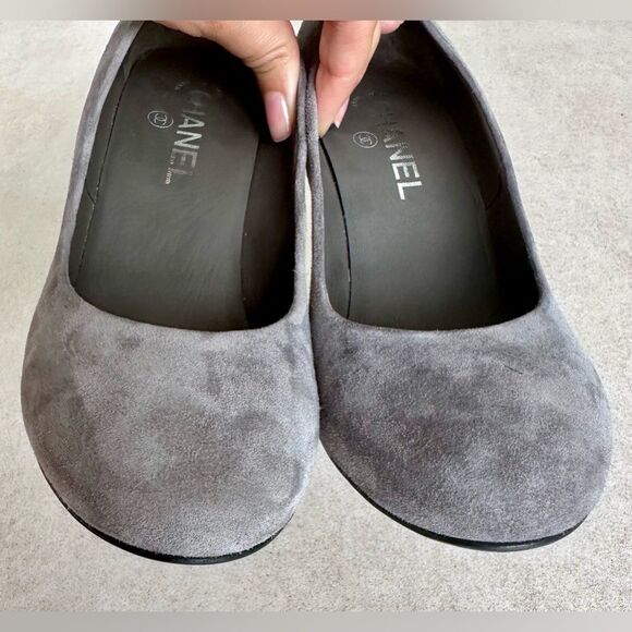 Chanel Logo Embossed Metallic High Heel Grey Suede Pumps EU 39 US 8-8.5 - Picture 6 of 13
